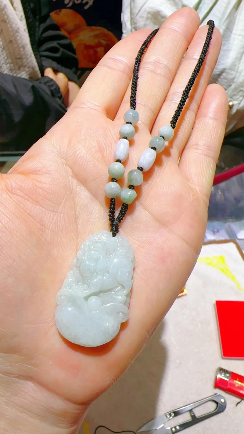 属猪的女性佩戴哪种玉石最为吉祥如意？