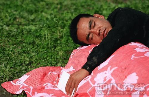 梦见老公抱着死人行走，这梦境预示着什么？