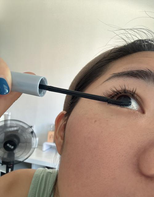 梦见自己涂睫毛膏有什么特殊预兆或含义？