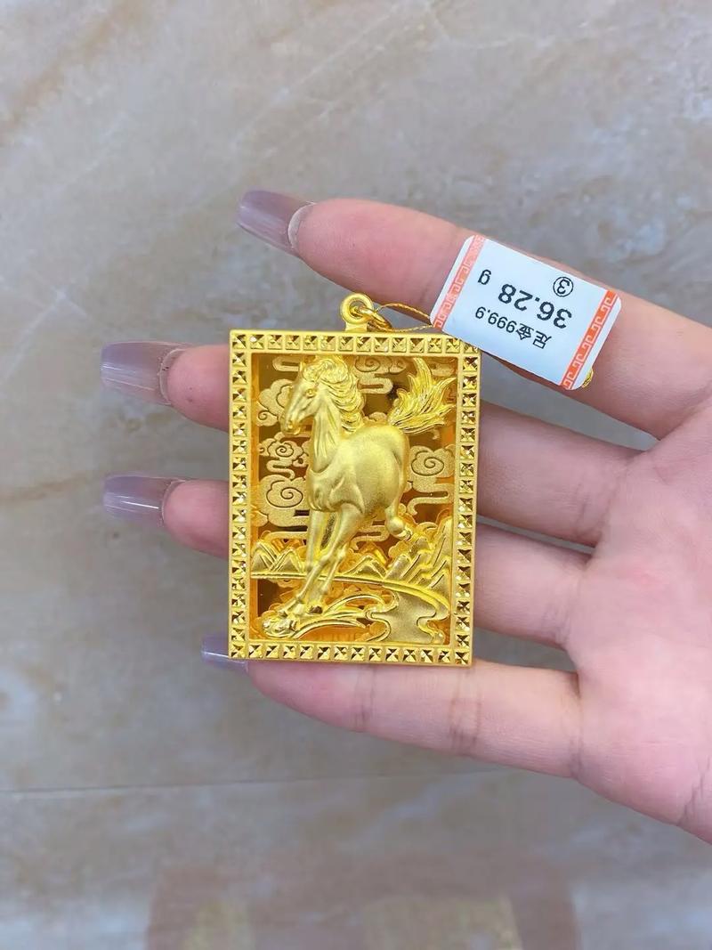 属马的女孩适合佩戴什么样的黄金吊坠，有没有推荐的黄金挂件？