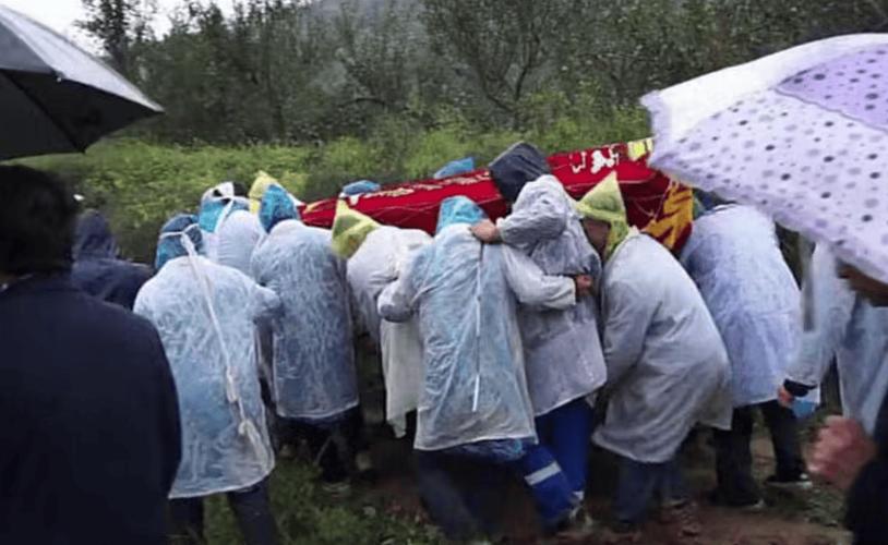 梦见办丧事送葬下雨，这预示着什么不祥之事即将发生？