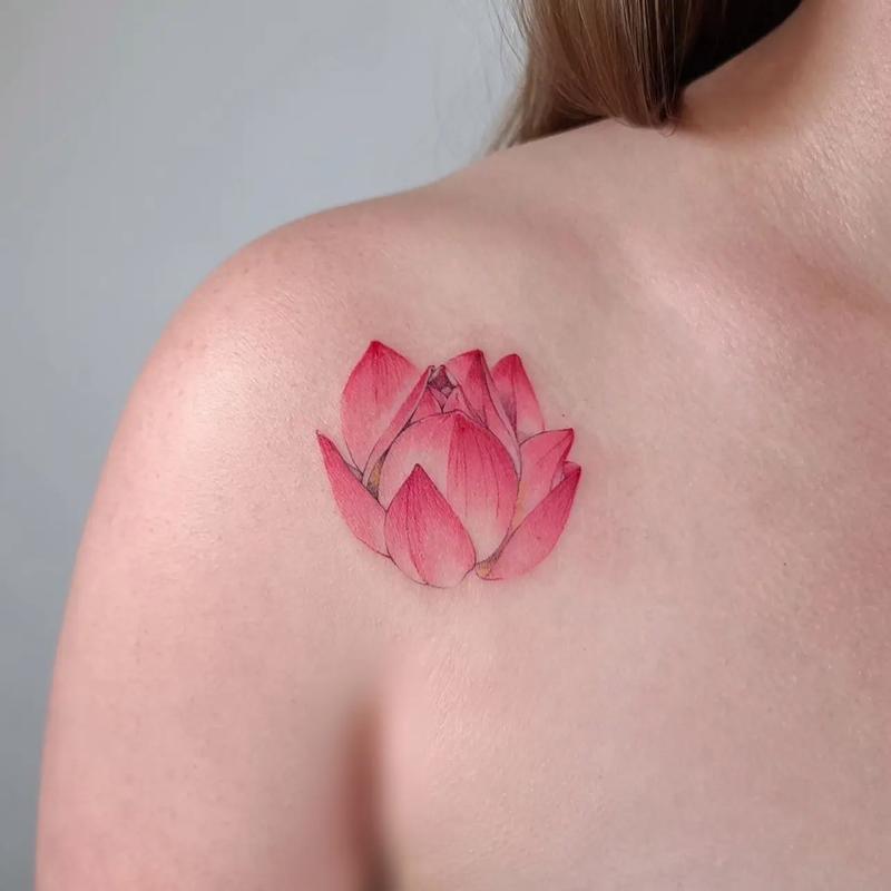 你知道女人纹莲花纹身，其寓意和象征与荷花的传说有何关联吗？