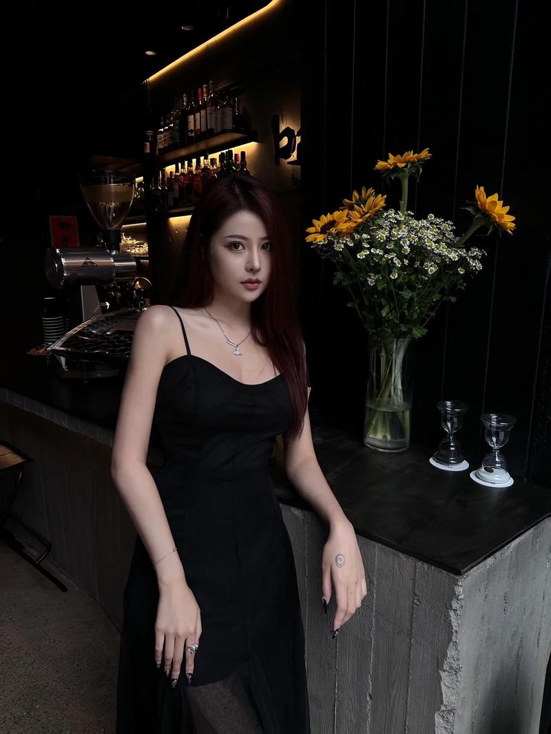 天蝎女为何穿黑色最具气场，黑色服饰对天蝎座是否合适？