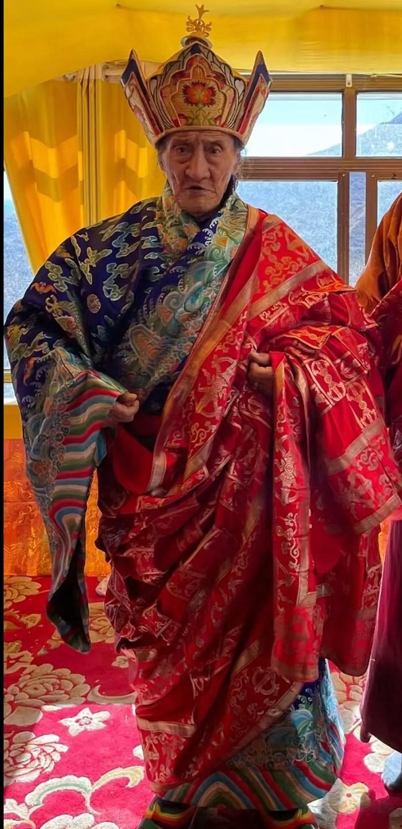 梦见自己身穿活佛服饰是什么吉凶预兆？