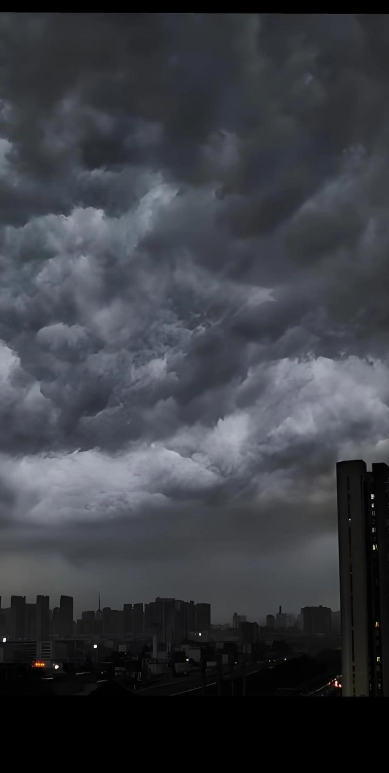 梦见天空乌云密布预示着大雨，这是否意味着即将发生什么不祥之事？