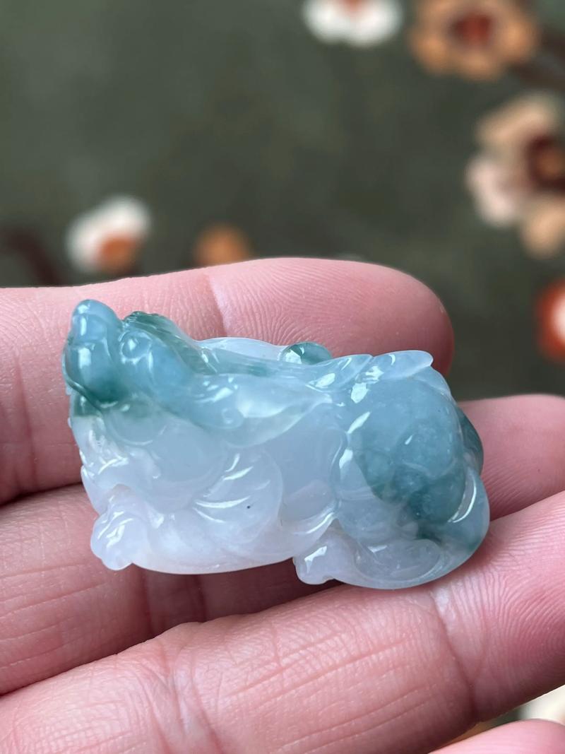 翡翠貔貅的寓意中，可以是：翡翠貔貅皮休的吉祥寓意究竟有哪些呢？