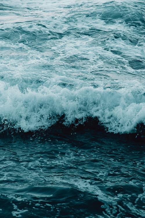 梦见大海涨潮水滚滚而来这预示着什么？