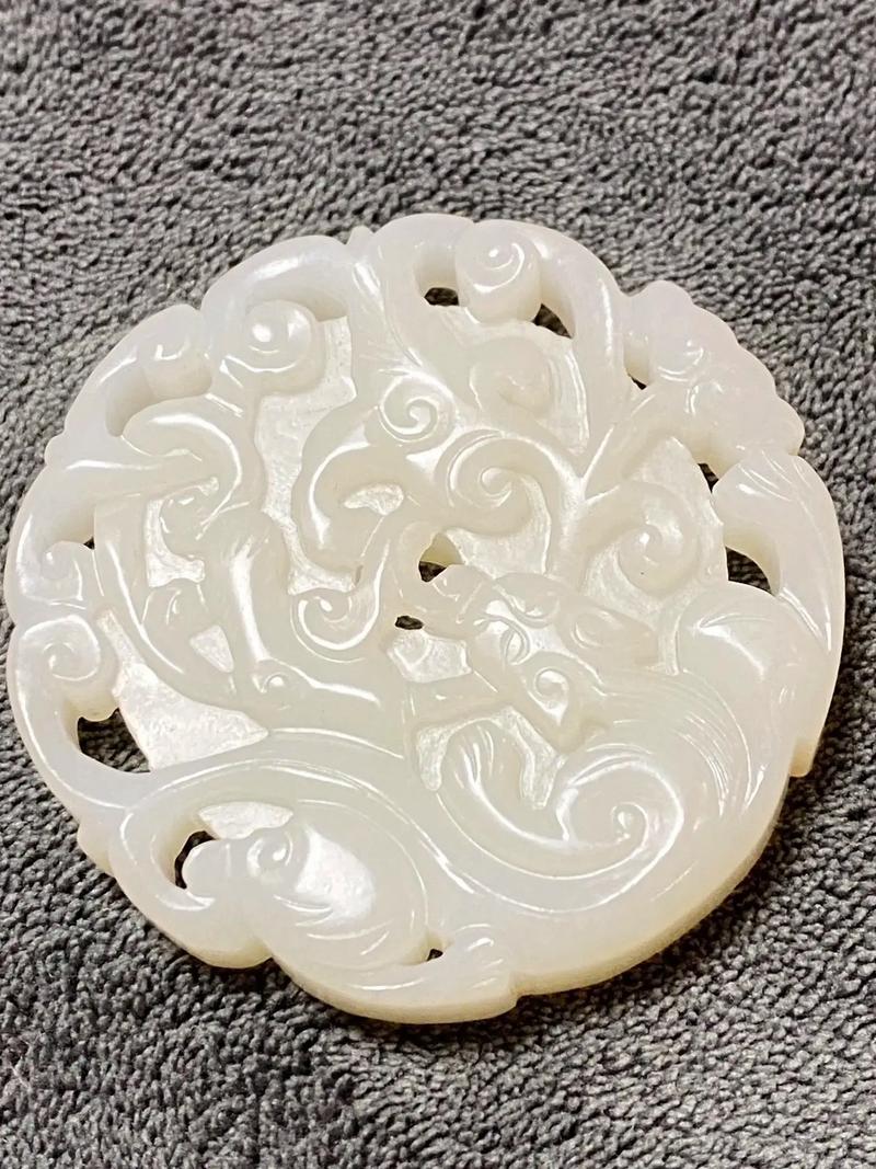 属羊的人佩戴带有龙的玉饰是否适宜，有没有什么讲究？