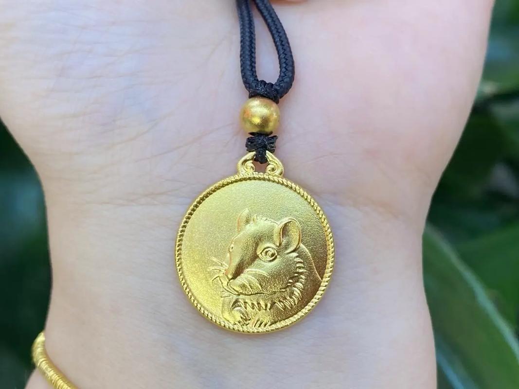 属鼠的人蕞适合佩戴哪种吊坠来招好运呢？