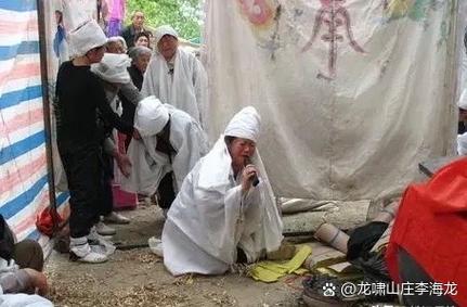 梦见出殡时穿红衣服的人，这预示着什么吉凶？