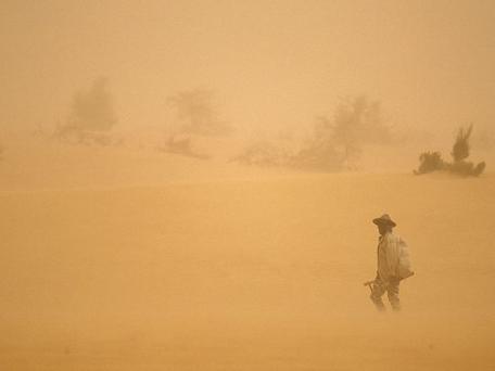 梦见风沙肆虐意味着什么？风沙大梦境有何象征意义？