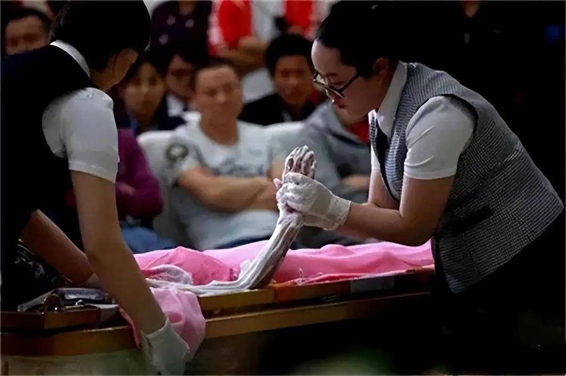 梦见死人出殡预示着什么不祥的征兆？