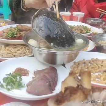 梦到参加酒席大快朵颐，这预示着什么吉凶？