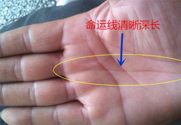 女子的右手命运线如此之短，难道她后半生真的会顺风顺水吗？