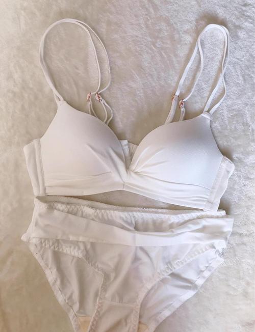 穿白色衣服的人心理是怎样的？哪种颜色的内衣更能吸引人？