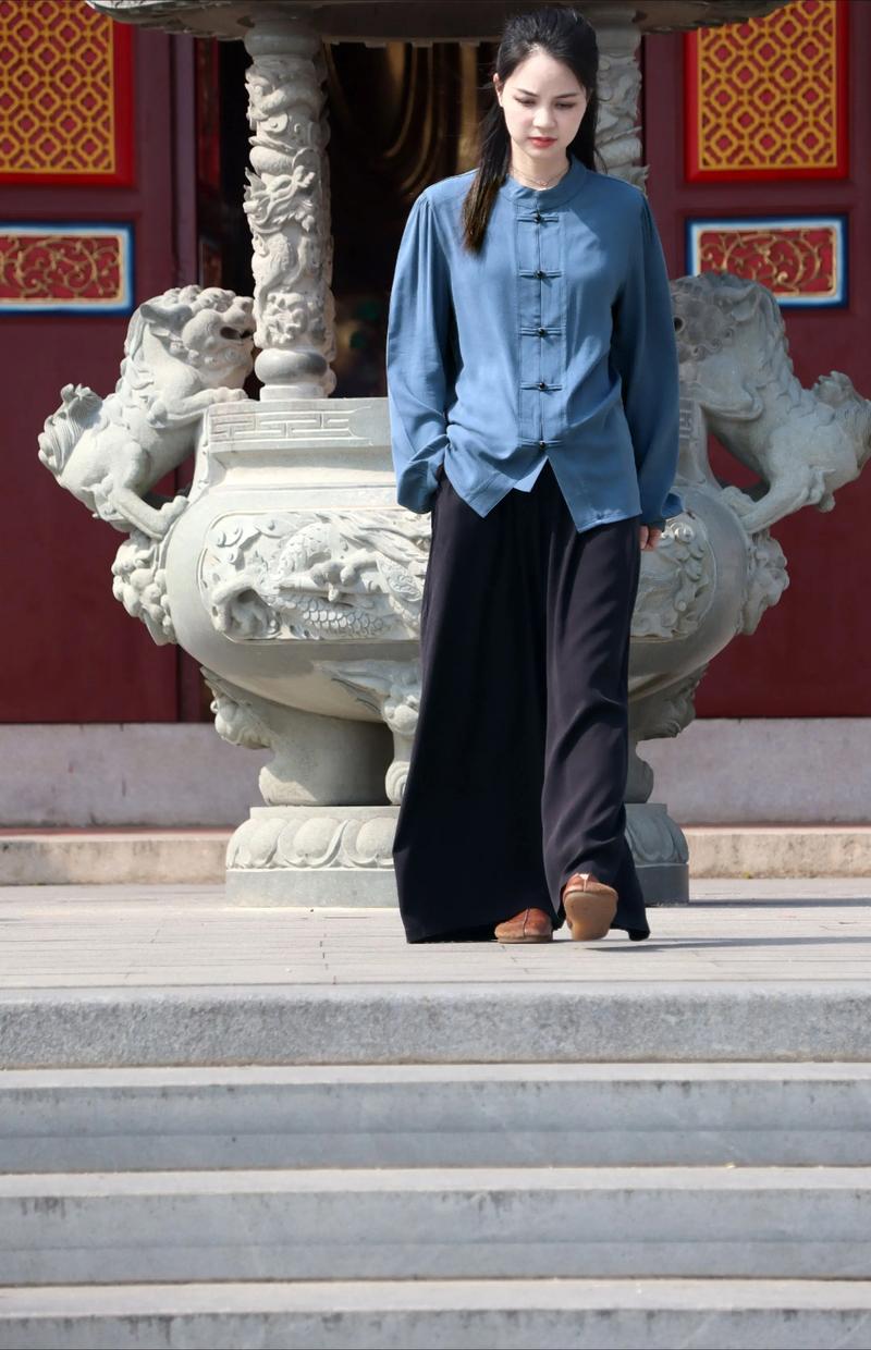 算命时应该穿什么样的传统服饰或特定颜色衣服？