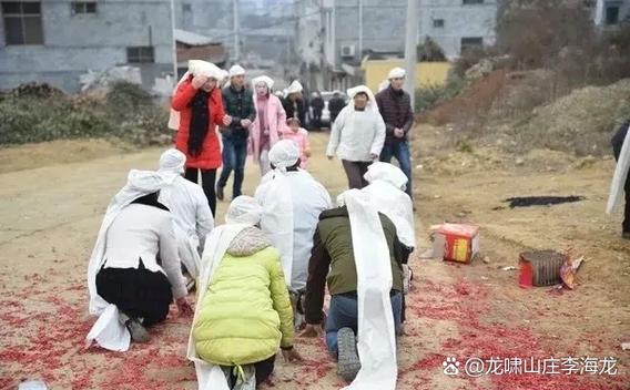 梦见出殡时穿红衣服的人，这预示着什么吉凶？