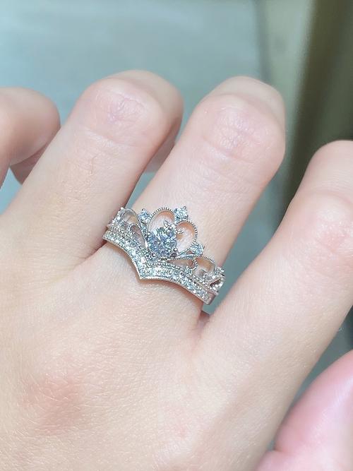 佩戴皇冠形状钻石戒指，是否象征着至高无上的荣耀与爱情？