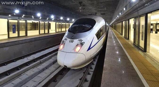 梦到自己坐动车是什么征兆？周公解梦里坐高铁意味着什么？