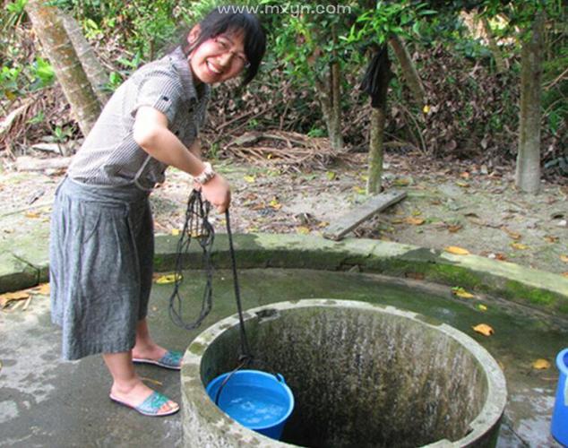 梦见用桶从井里打水，这是否预示着什么好事发生？