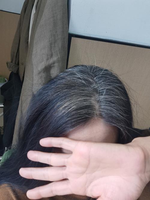 梦见染头发为什么没染上颜色，还出现白色？