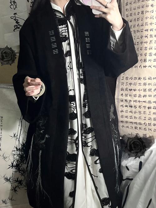 算命时应该穿什么样的传统服饰或特定颜色衣服？