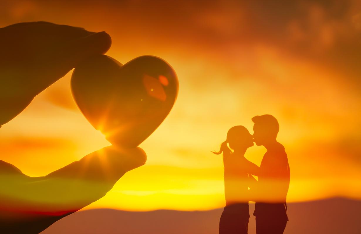 冰蓝白玫瑰的寓意究竟象征着什么美好的情感或品质？