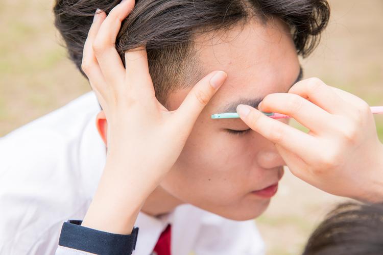 晚上梦见刮眉毛是什么预兆或含义？