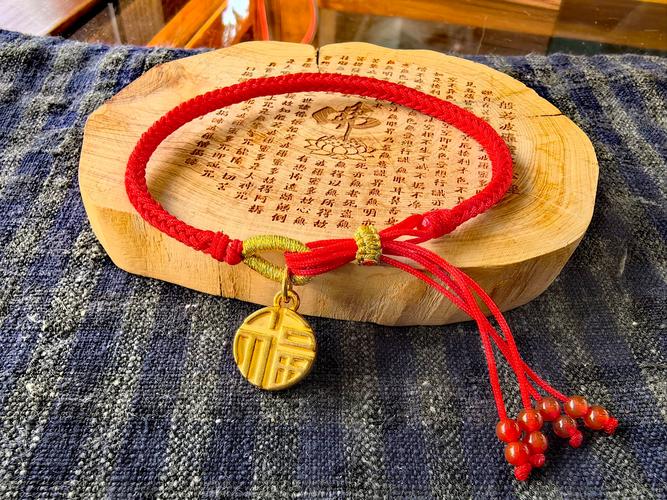 佩戴什么饰品可以化解女士犯太岁的影响？