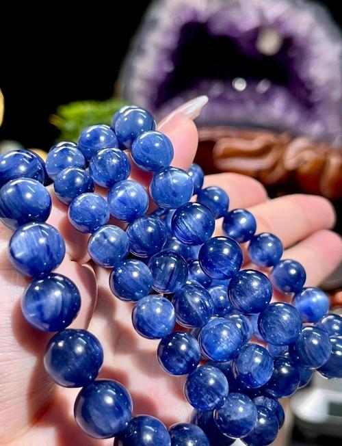蓝晶石属于哪种矿物类别？它是天然形成的还是人造的？