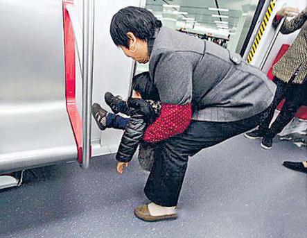 梦见抱着小女孩为什么会尿一大泡尿？这是什么意思？