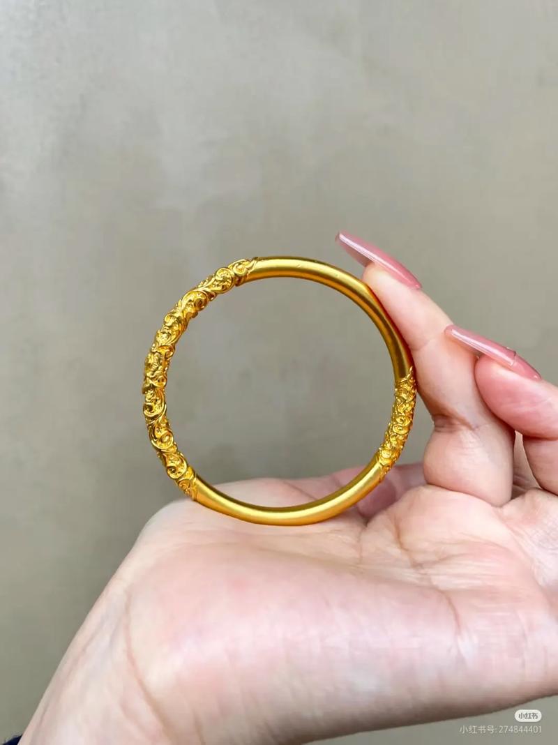 已婚女人梦见戴金手镯有什么特殊含义或象征？