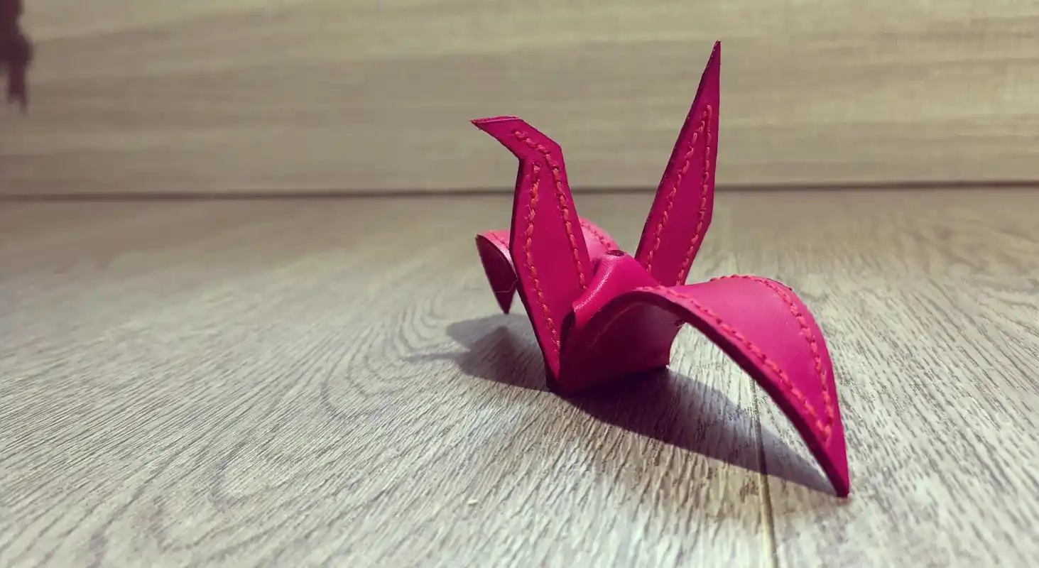 红色千纸鹤的寓意和送红色千纸鹤的含义是什么？
