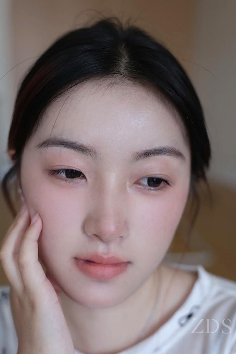 女生眉毛又粗又浓，有什么方法可依使其变得自然柔和？