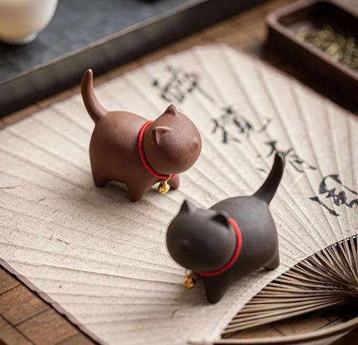 茶桌上小宠物猫的寓意和象征是什么？它们在茶文化中又有哪些特殊象征意义？