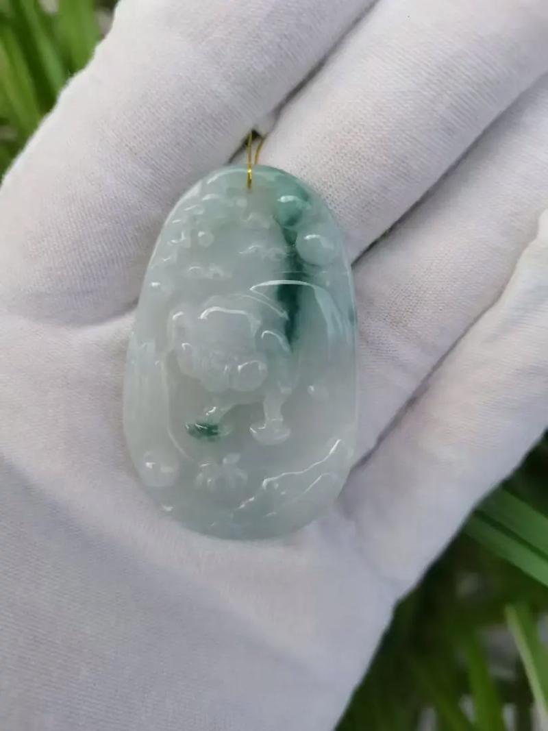 属猪的女性佩戴哪种玉石最为吉祥如意？