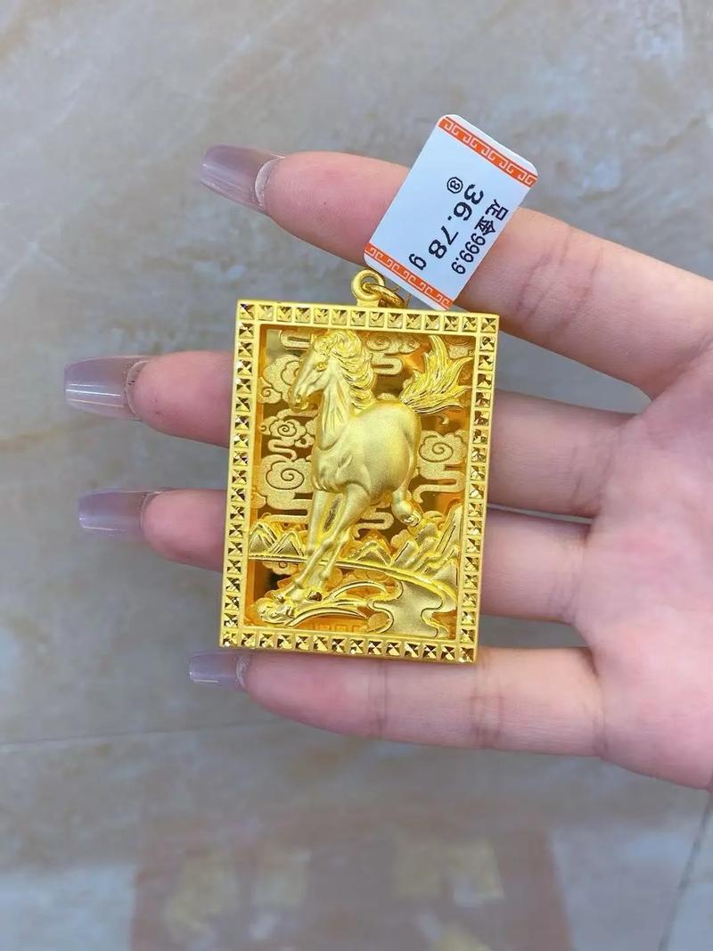 属马的女孩适合佩戴什么样的黄金吊坠，有没有推荐的黄金挂件？
