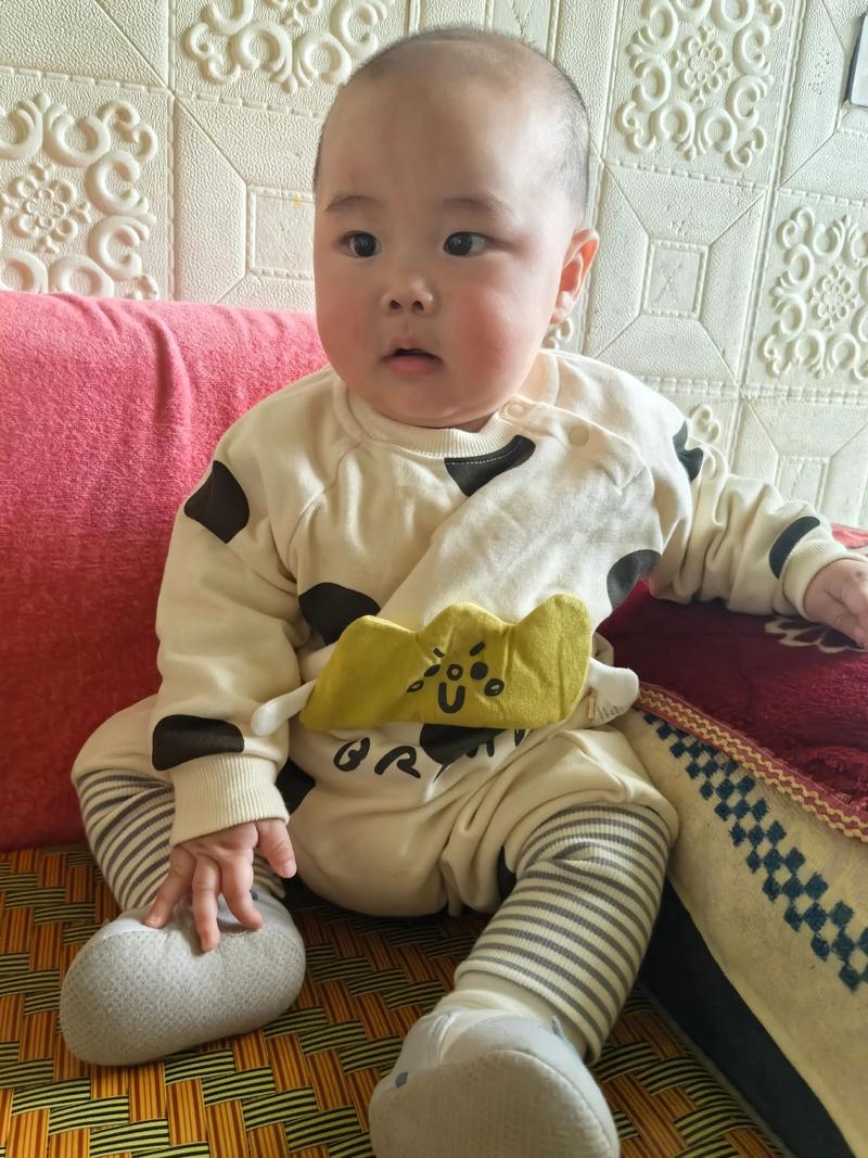 宝宝一出生就带牙齿，这孤牙预示着什么命运？民间有怎样的说法？