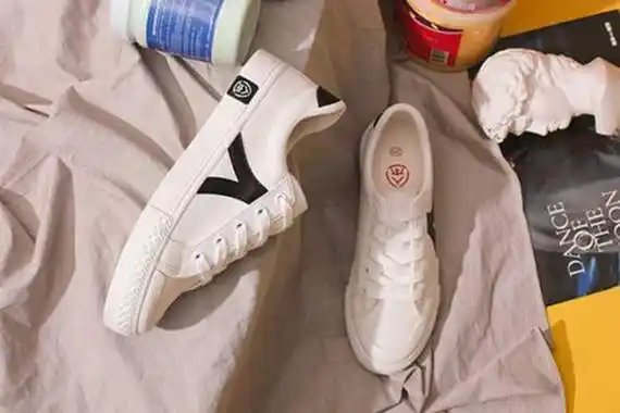 属鼠的人适合穿什么颜色的鞋子最吉利？