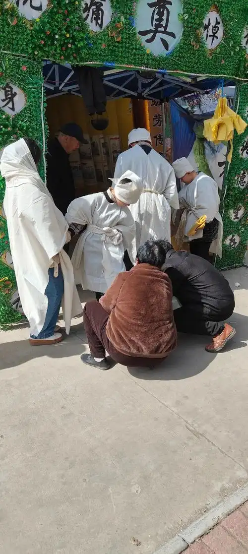 梦见一大群人同时戴孝白布，这究竟是什么预兆或含义呢？