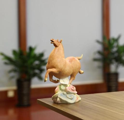 属马的家庭摆放马形装饰品是否适宜，有何吉祥寓意？