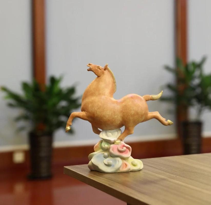 属马的家庭摆放马形装饰品是否适宜，有何吉祥寓意？