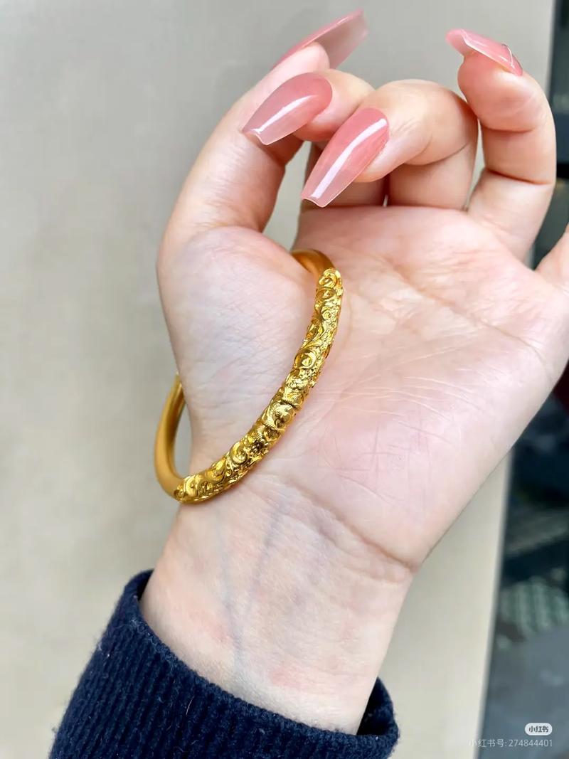 已婚女人梦见戴金手镯有什么特殊含义或象征？