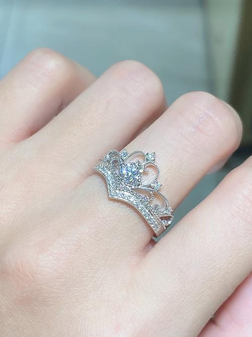 佩戴皇冠形状钻石戒指，是否象征着至高无上的荣耀与爱情？