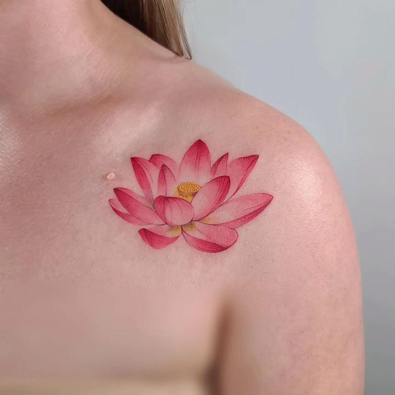 你知道女人纹莲花纹身，其寓意和象征与荷花的传说有何关联吗？