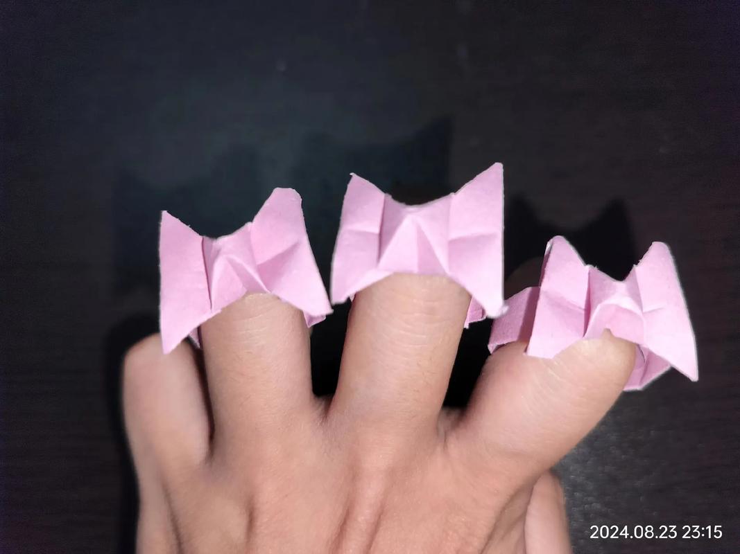 儿童趣味折纸中，如何制作折纸神兽戒指？