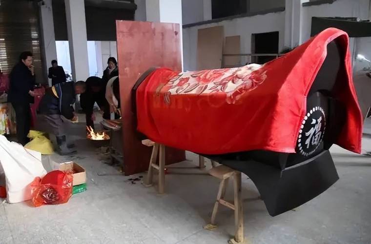 梦见死人出殡预示着什么不祥的征兆？