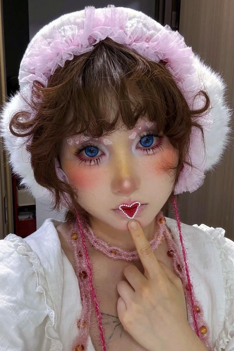 十二星座妆容风格中，巨蟹座适合哪种巧克力色嘴唇妆容？