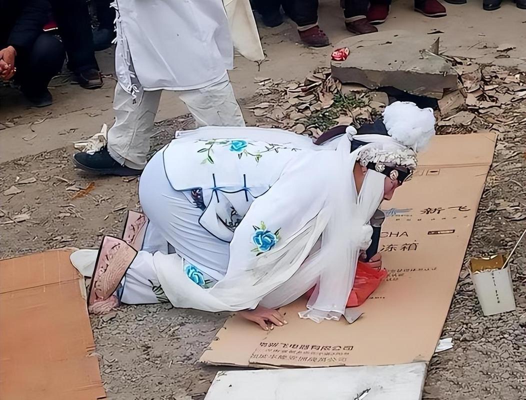 女人梦见自己穿白孝服哭丧是什么征兆？预示着什么不好的事情即将发生？
