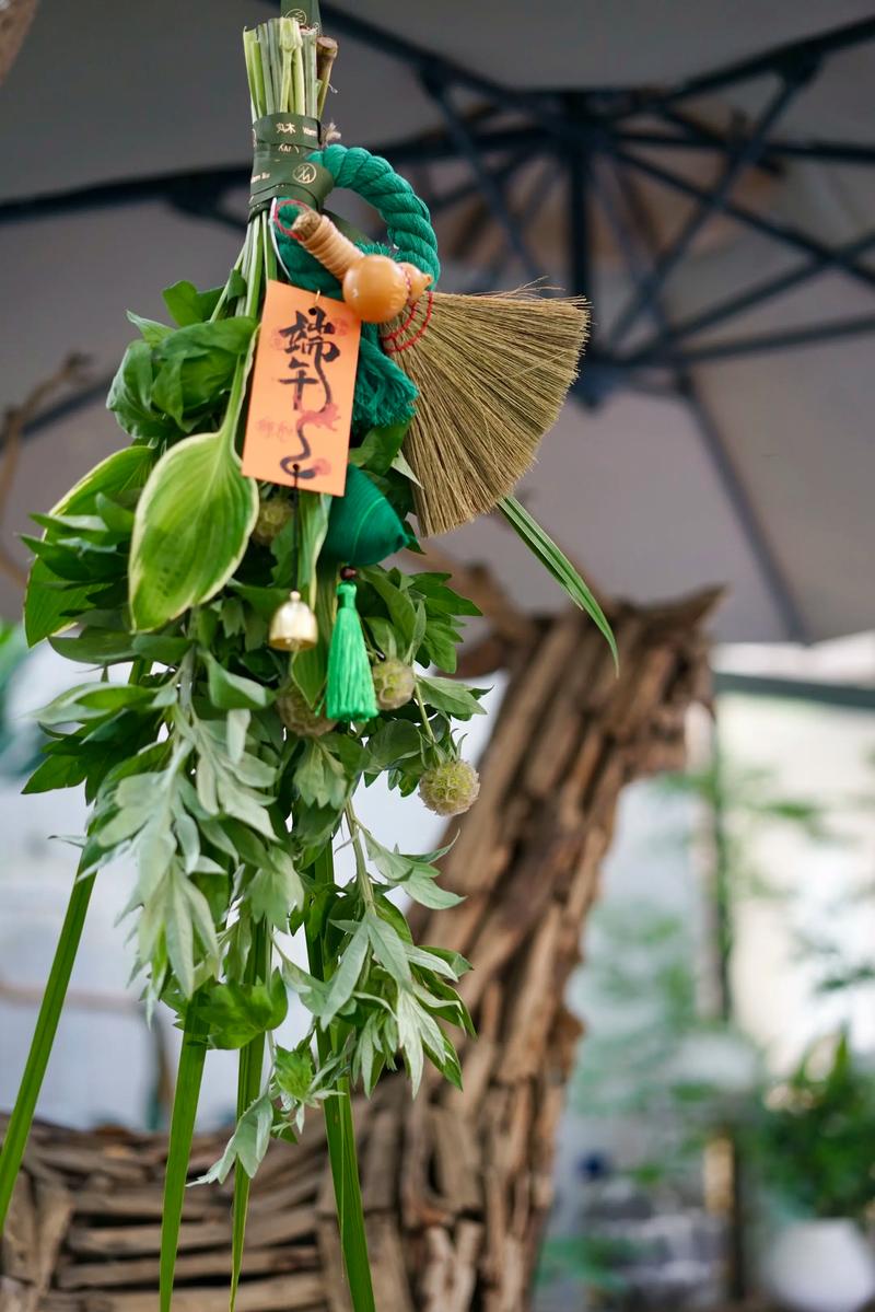 端午节在家门口悬挂艾草有何特殊寓意或传统意义？